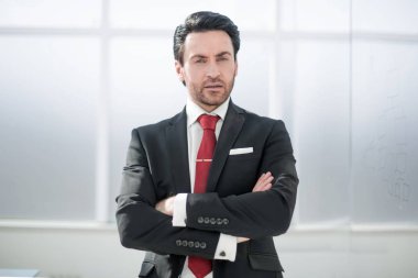 büyük ofis rüzgar duran yakın up.confident iş adamı