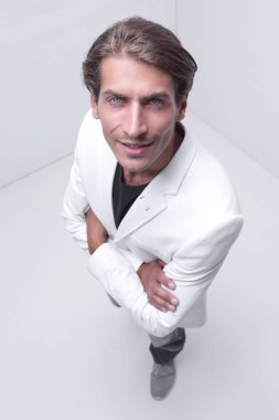 Kendine güvenen genç adam kameraya bakan