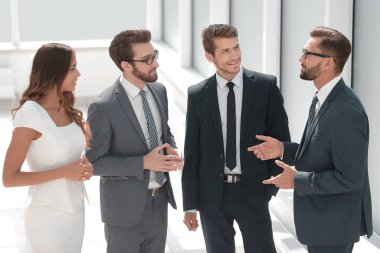 Grup söz, ofiste ayakta iş adamları