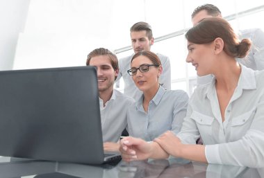 dizüstü bilgisayar ekranında iş takım görünüyor