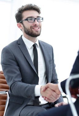 iş arkadaşlarınızla birlikte modern bir ofiste oturan wo odaklı