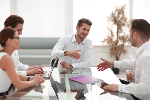 Empresários apertando as mãos durante as negociações de negócios — Fotografia de Stock