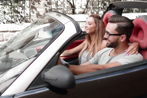 Pareja enamorada en un coche descapotable — Foto de Stock