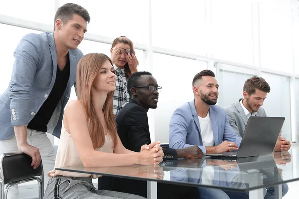 Empresarios con computadora digital teniendo reunión en la oficina — Foto de Stock