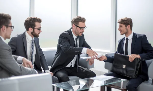 Parceiros de negócios discutindo os termos do novo contrato . — Fotografia de Stock