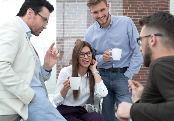 Geschäftsteam spricht in der Arbeitspause. — Stockfoto