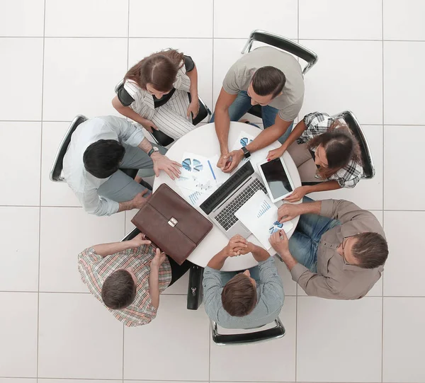 Top view.the business team tiene una tavola rotonda — Foto Stock