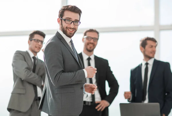 Uomo d'affari sorridente in piedi in ufficio — Foto Stock