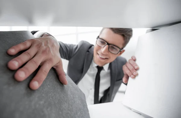 Uomo in ufficio in cerca di documenti — Foto Stock