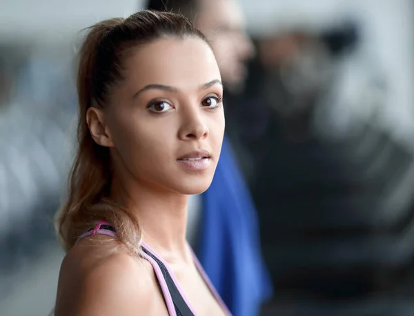 De près. attrayant jeune femme dans la salle de gym . — Photo