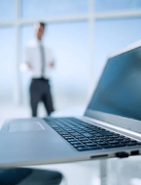 Geschäftsmann mit Telefon bei Arbeitstreffen — Stockfoto