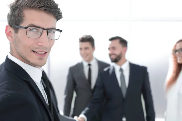 Primo piano uomo d'affari di successo in piedi in ufficio — Foto Stock