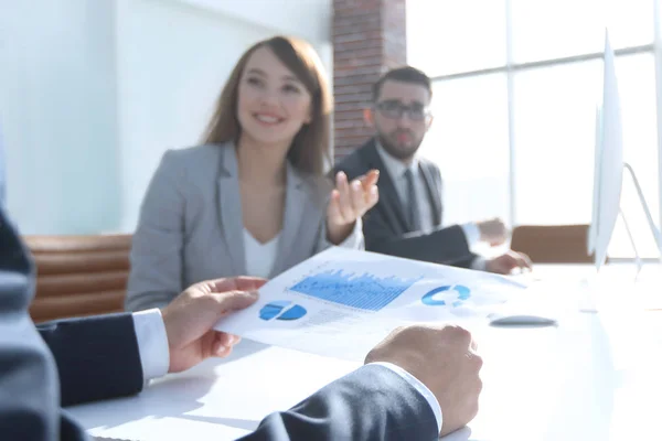 Imagem está turva. equipe de negócios no local de trabalho — Fotografia de Stock