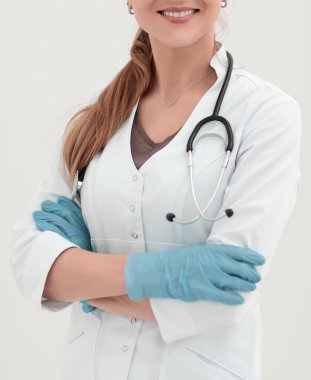 ışık arka plan üzerinde gülümseyen kadın doktor portresi
