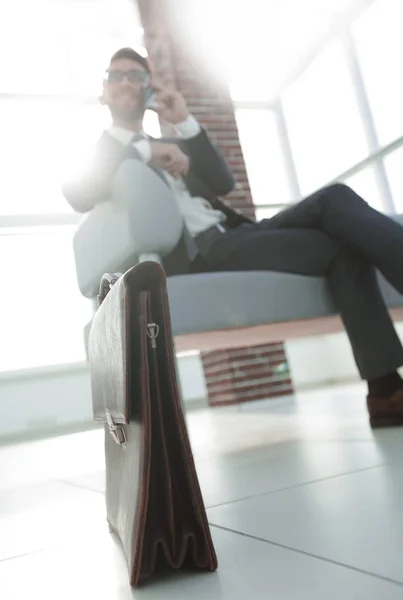 Homme d'affaires assis sur le canapé dans le bureau — Photo