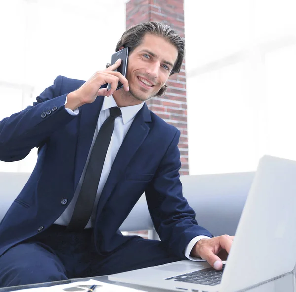 Vertrouwen zakenman in zijn kantoor. — Stockfoto