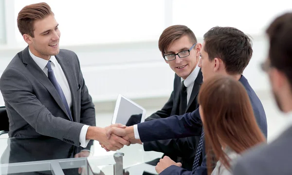 Handschlag Geschäftspartner bei einem Meeting — Stockfoto