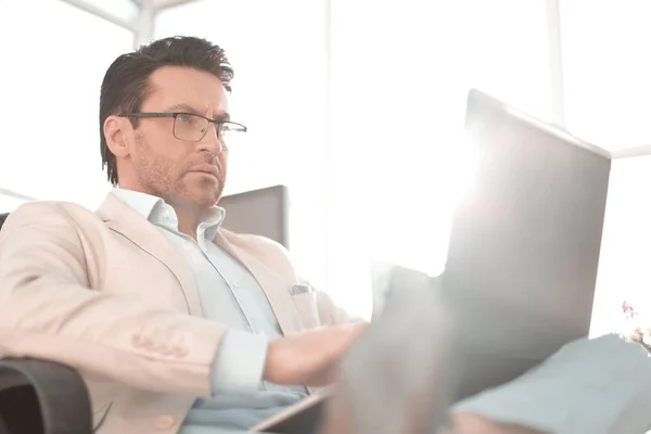 Close up.a homem de sucesso com um laptop . — Fotografia de Stock