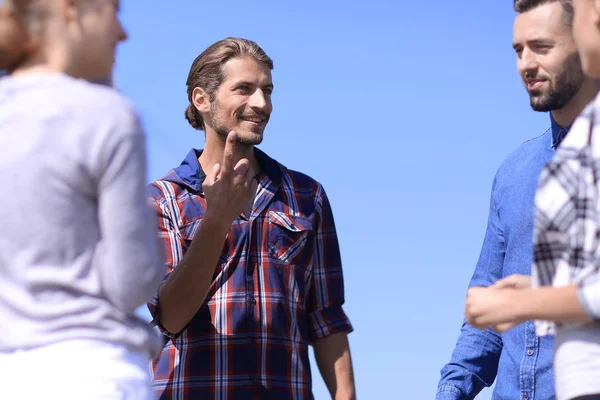 Nahaufnahme. Ein Team von Freunden diskutiert — Stockfoto