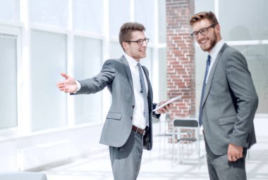 işadamı ile ortak yeni bir bakış açısı tartışıyor