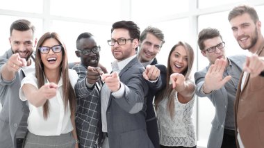 Seni işaret eden bir grup başarılı genç adam.