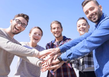 ekip çalışması kavramı. eller iş adamları katıldı