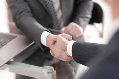 İş ortaklarının güvenilir tokalaşması