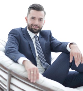 Kendine güvenen işadamı bir sandalyede oturuyor