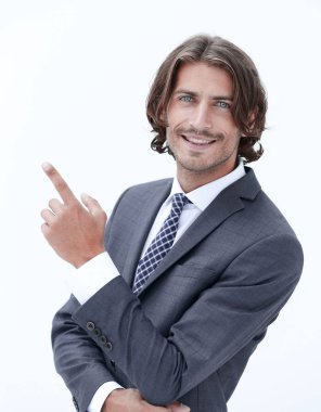 Genç ve yakışıklı bir işadamı parmağıyla işaret ediyor.