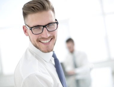 up.businessman masasında oturan kapatın