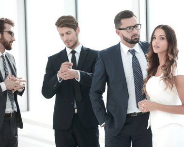 Patron ve çalışanlar ofis koridorunda duran