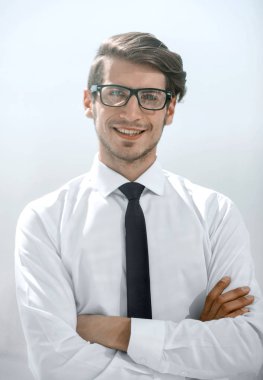 parlak bir arka plan üzerinde başarılı genç işadamı