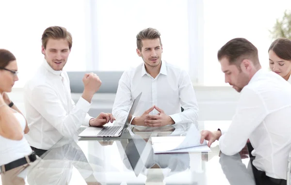 Geschäftsteam bei einem Meeting im Büro — Stockfoto