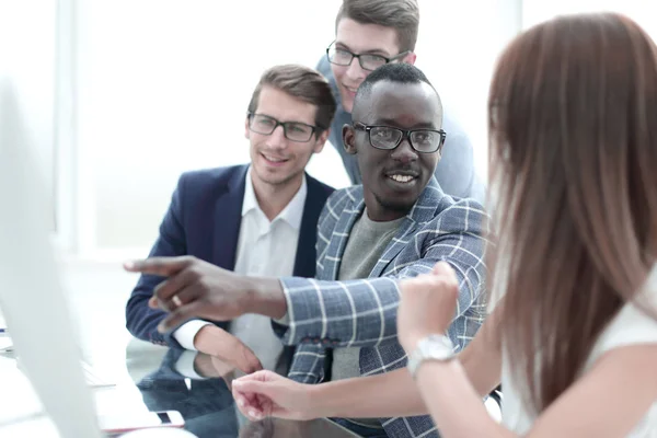 Equipo empresarial multiétnico está discutiendo nueva información — Foto de Stock