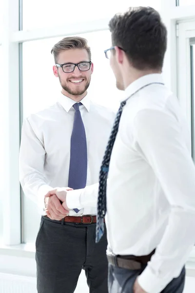 Stäng up.handshake av affärspartners som står utanför ett fönster i office. — Stockfoto