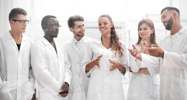 Groupe d'employés de laboratoire. — Photo