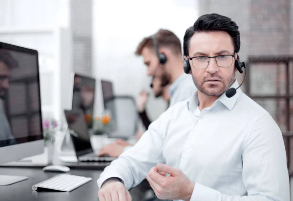 Call Center Manager sitzt an seinem Schreibtisch. — Stockfoto