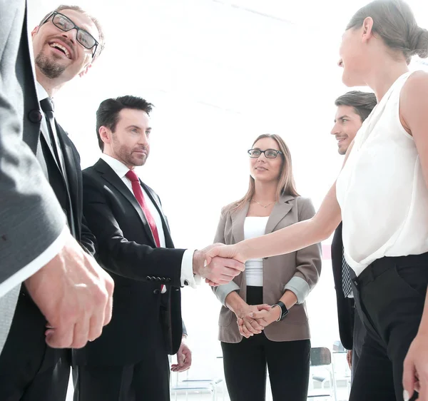 Mogen affärsman skaka hand av en ung affärskvinna — Stockfoto