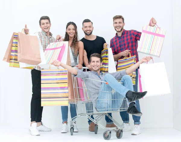 Весела група молодих людей з покупками — стокове фото