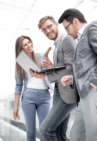 Business-team som använder en bärbar dator under en paus i arbetet — Stockfoto