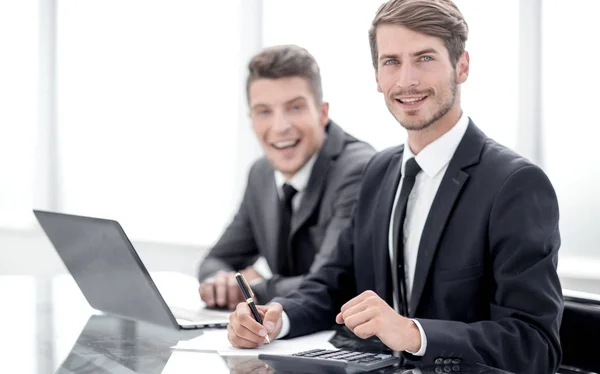 Image de deux jeunes hommes d'affaires utilisant un ordinateur portable lors d'une réunion — Photo