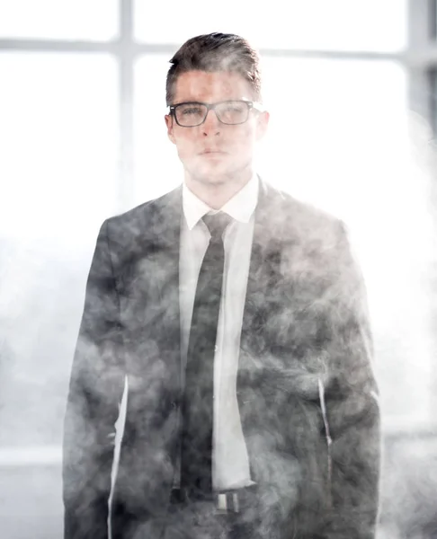 Fiatal üzletember egy füstös iroda — Stock Fotó