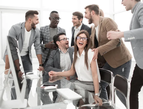 Equipe de negócios se divertindo no local de trabalho — Fotografia de Stock