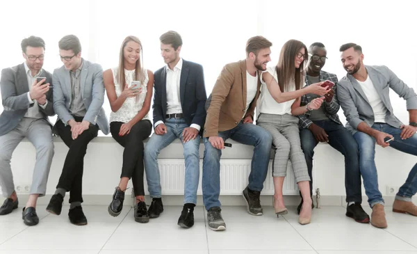 Grupp unga människor kommunicera i väntrummet. — Stockfoto