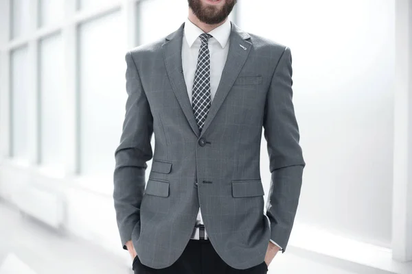 Sluit up.handsome zakenman permanent in het kantoor — Stockfoto