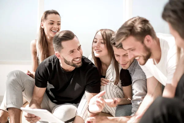 Équipe d'affaires discute de la stratégie de développement de nouvelles entreprises . — Photo