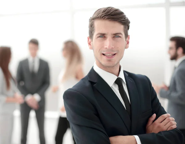 Joven empresario de éxito en el fondo de la oficina . — Foto de Stock