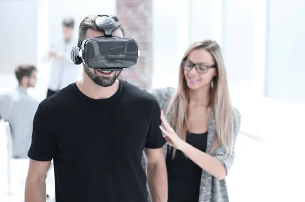 Joven paciente barbudo masculino en gafas VR modernas futuristas en ho — Foto de Stock