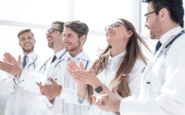 Ομάδα επιτυχημένων γιατρών χειροκροτεί — Φωτογραφία Αρχείου