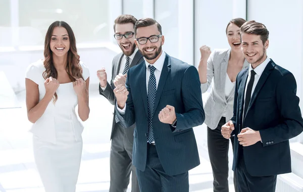 Χαρούμενη Επιχειρηματική Ομάδα Στο Γραφείο Έννοια Της Επιτυχίας — Φωτογραφία Αρχείου